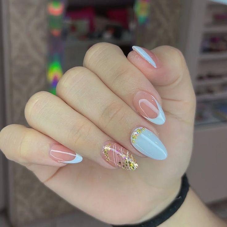 Diseño de uñas azul pastel con detalles dorados